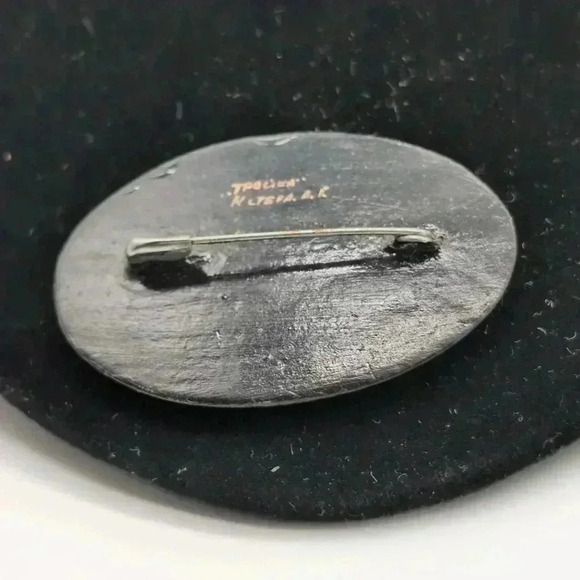 Russian Wooden Brooch Hand Painted Horses with Carriage signed - Picture 3 of 4